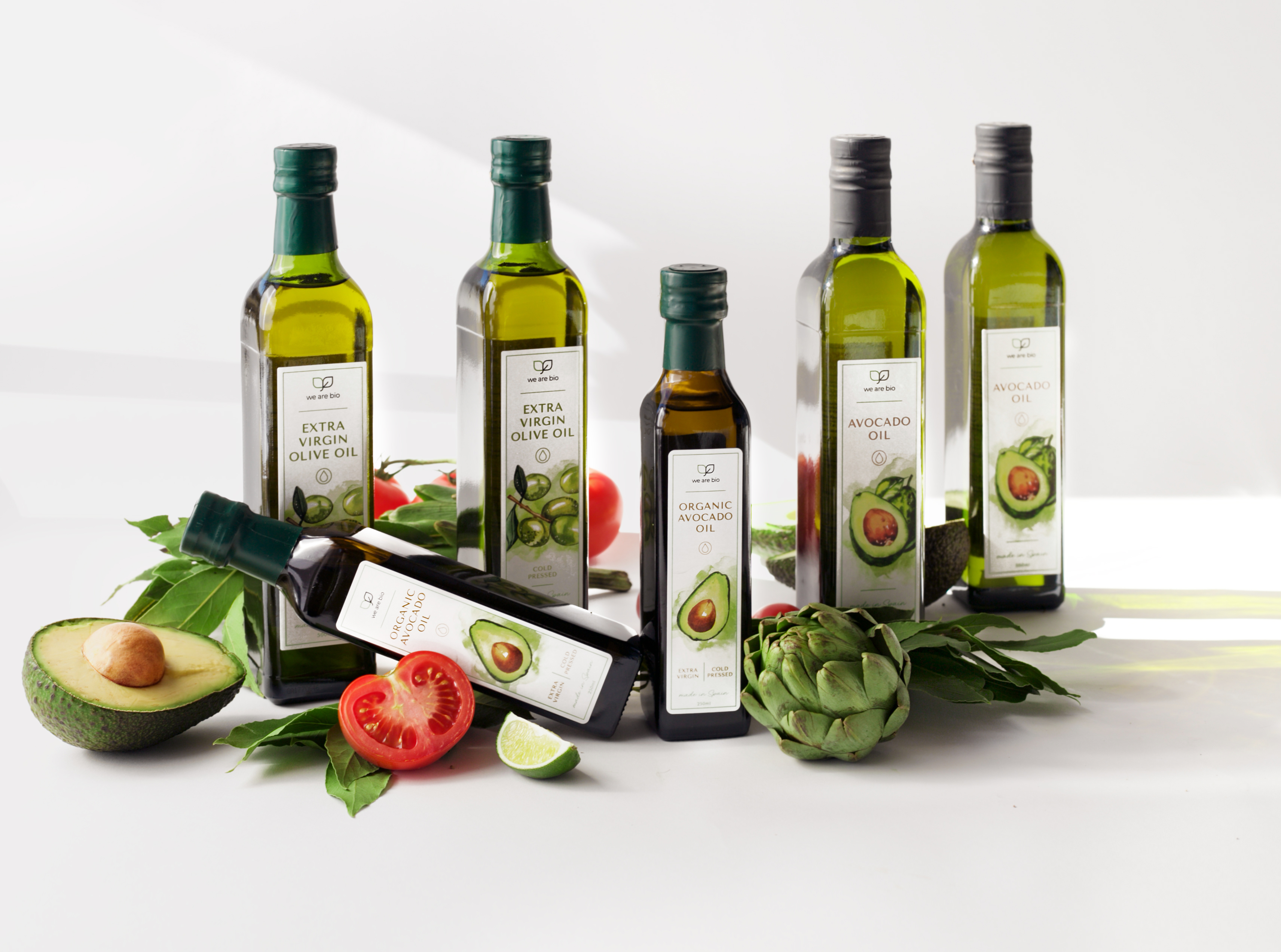 An avocado and a chirimoya side by side, fruit of the Málaga subtropics